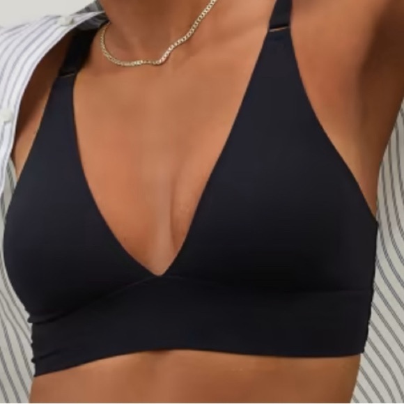 NWT Everlane The Invisible V Neckline Seamless Cup Adjustable Strap Bra Black - Picture 2 of 13